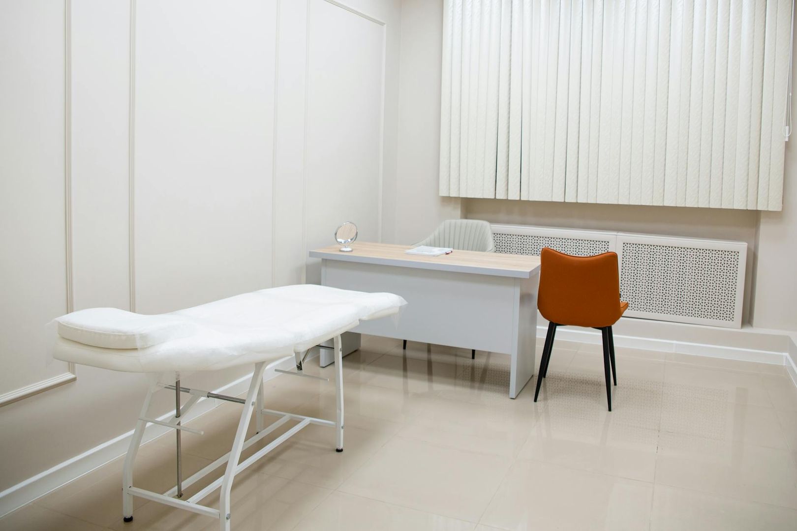 Ljust och rent konsultationsrum hos en klinik för hårbehandlingar.