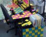 Färgglada post-it-lappar täcker ett skrivbord och en planeringstavla