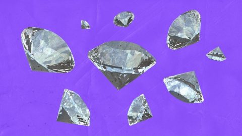 Flera slipade diamanter i olika storlekar svävar mot en lila bakgrund.