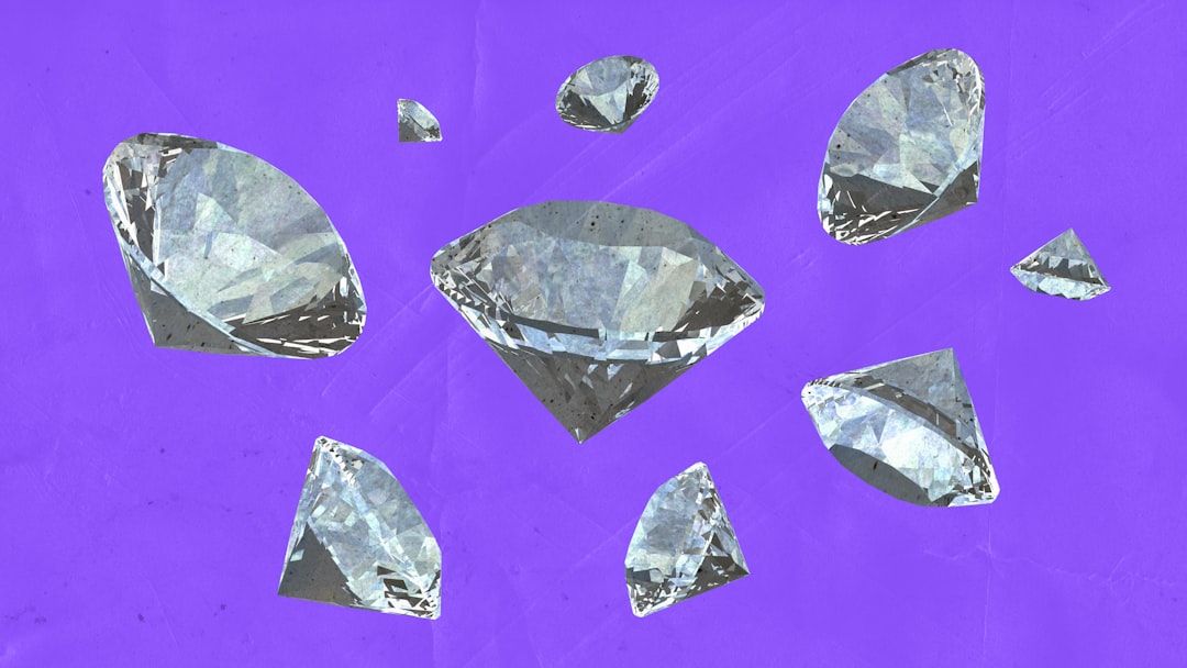 Flera slipade diamanter i olika storlekar svävar mot en lila bakgrund.